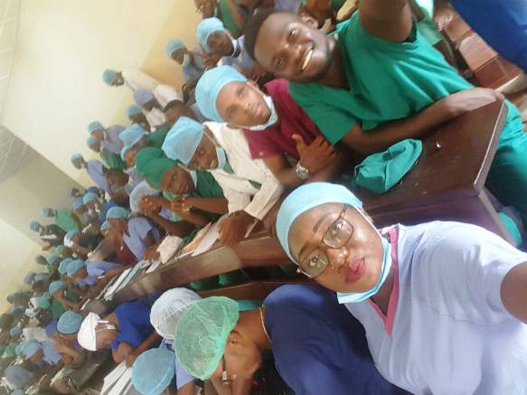 Le Professeur A. Kibadi et les étudiants de D3 BM