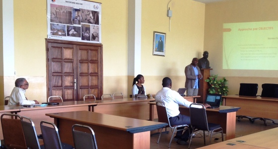 Monsieur AL. Kitenge en pleine présentation