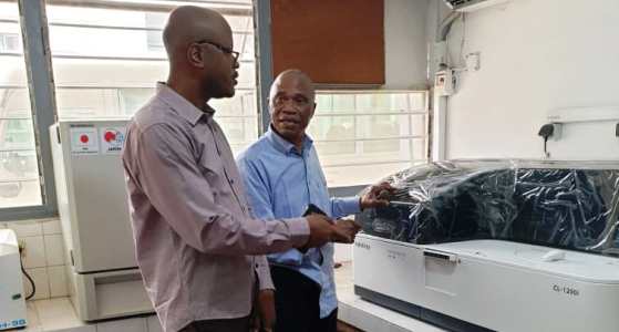 Le MD des CUK présente le nouveau matériel au Doyen