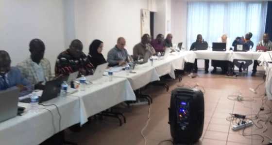 Le Professeur Moningo à la formation internationale à l'analyse critique des articles scientifiques