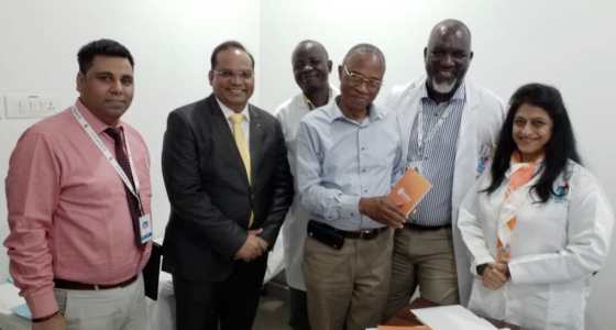 Le Doyen à HJ Hospital avec le Dr Nayana