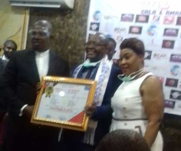 Le professeur Antoine Tshimpi a été honoré par Maxy Agency