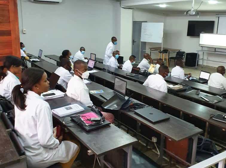 Le Professeur Antoine MOLUA s'adapte aux standards