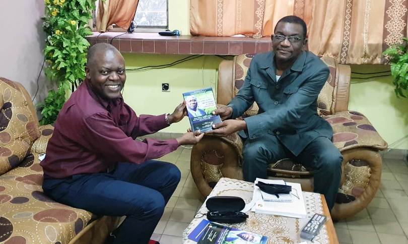 Visite du Président de l'AFMED au professeur Mbungu, doyen de la Faculté de médecine