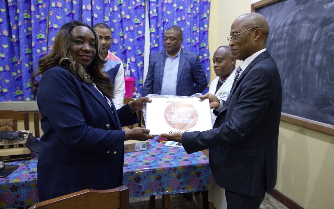 Don de 3 lap top de IPAS RDC aux Annales Africaines de Médecine