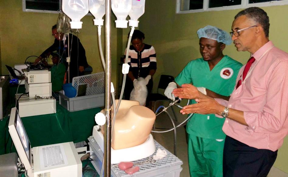 Le Professeur Emmanuel Nzau en formation de chirurgie endoscopique en Jamaïque.