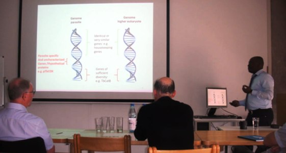 Le doctorant Célestin Nzanzu Mudogo en Biochimie et Parasitologie Moléculaire en pleine présentation de soutenance de sa thèse de doctorat