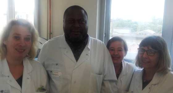 Pr Wumba au laboratoire de Parasitologie mycologie de l'hôpital Pitié Salpetriere