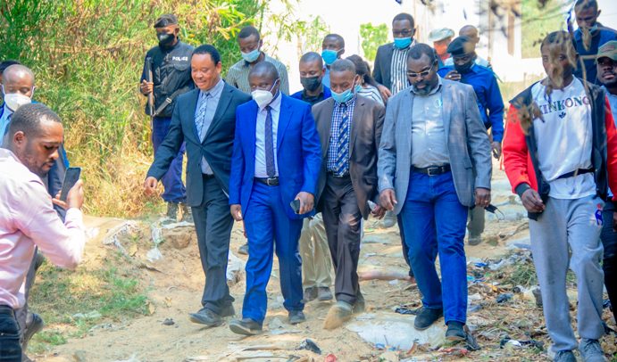 Le ministre de l’Enseignement supérieur et universitaire, Muhindo Nzangi a rendu visite à la famille d’Honoré Shamkwete Bushabu