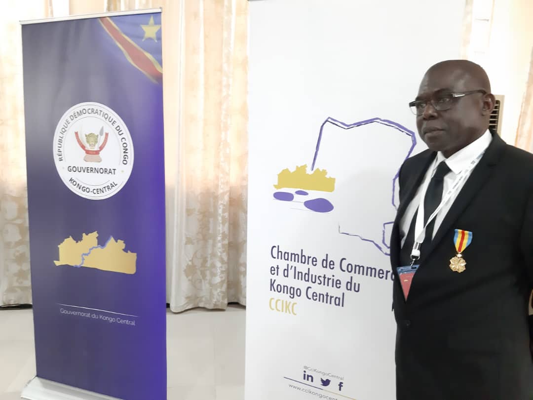 Médaille d'or de mérite civique au Professeur Alphonse NZOMVUAMA