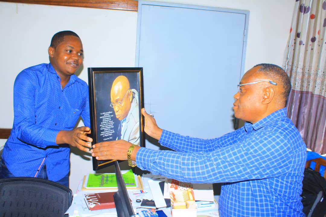 Les étudiants de l'Université de Kinshasa et membres du club scientifique Adonaï-physiologies, ont félicité ce mercredi 08 février 2023, le Professeur Ernest Sumaili