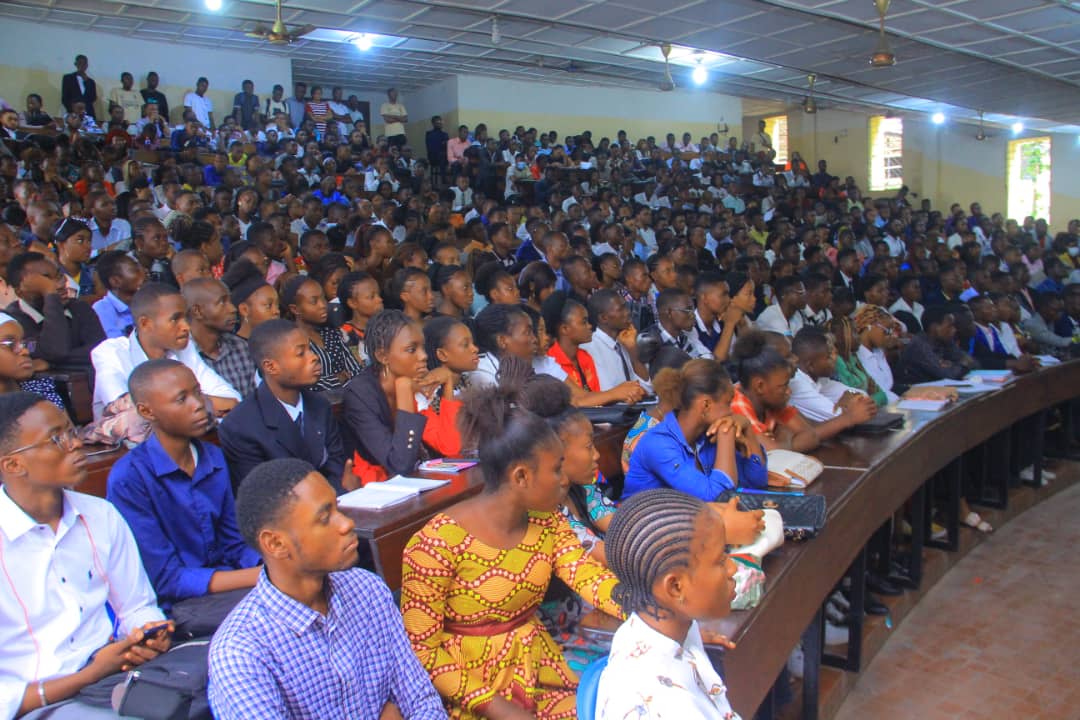 Retour en images de ce qu’a été la tournée de Monsieur le Recteur de l’Université de Kinshasa, Le professeur Dr Jean Marie KAYEMBE.