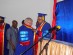 Le Recteur, entrain de faire apporter les insignes de l'UNIKIN
