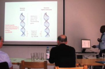 Le doctorant Célestin Nzanzu Mudogo en Biochimie et Parasitologie Moléculaire en pleine présentation de soutenance de sa thèse de doctorat