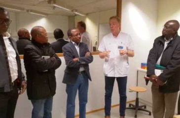 Le Doyen et le Professeur Lokomba en visite au laboratoire de simulation de CHU du Sartilman à Liège