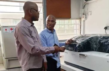 Le MD des CUK présente le nouveau matériel au Doyen