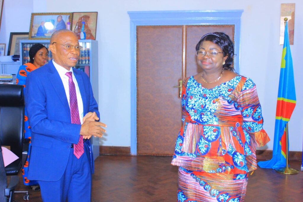 presentation-de-la-nouvelle-directrice-de-cabinet-rectoral-de-lunikin-par-le-recteur-jean-marie-kayembe-ntumba