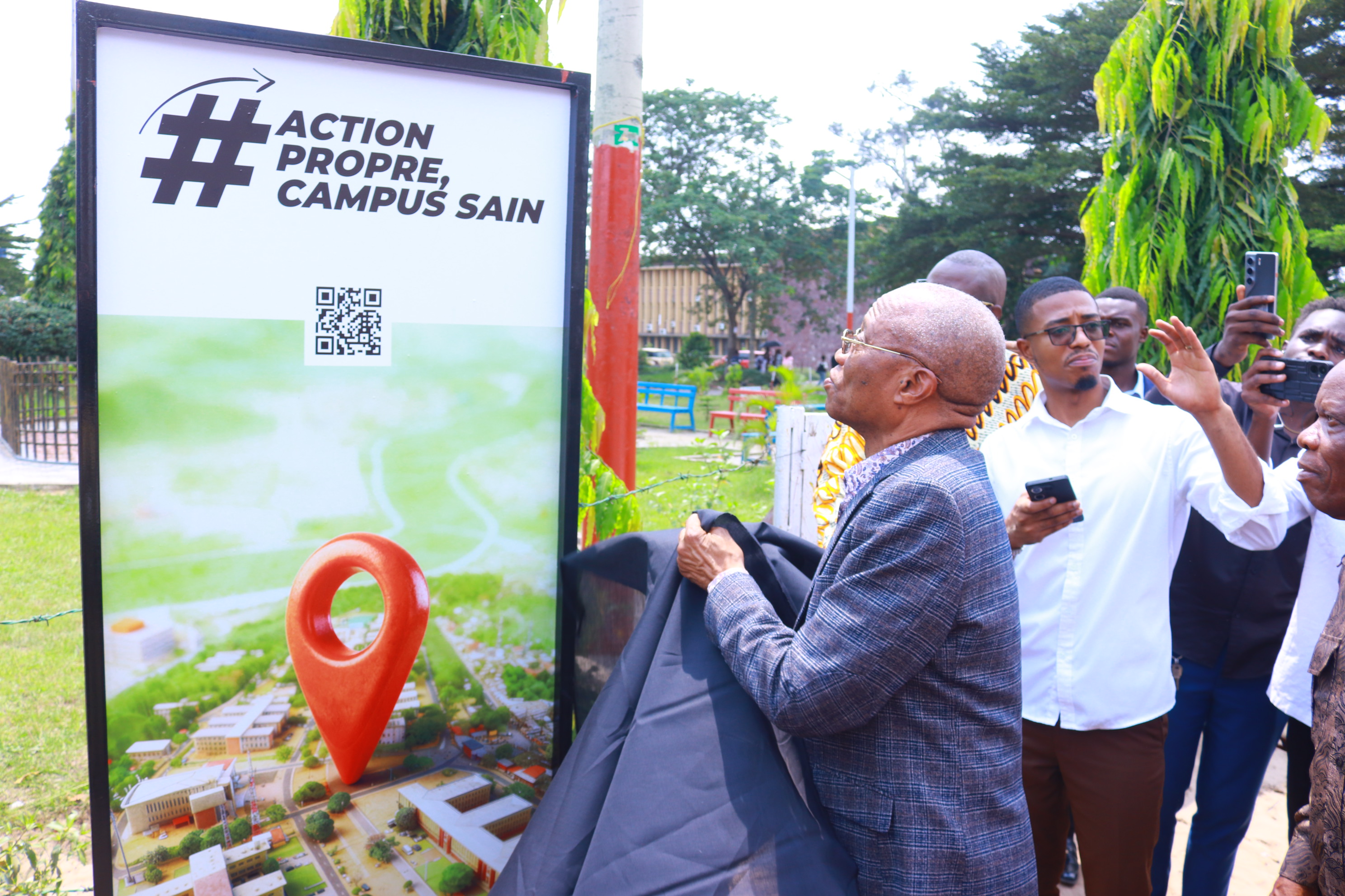 Le Recteur Jean-Marie KAYEMBE NTUMBA dévoile des panneaux de sensibilisation pour promouvoir l’assainissement du campus.