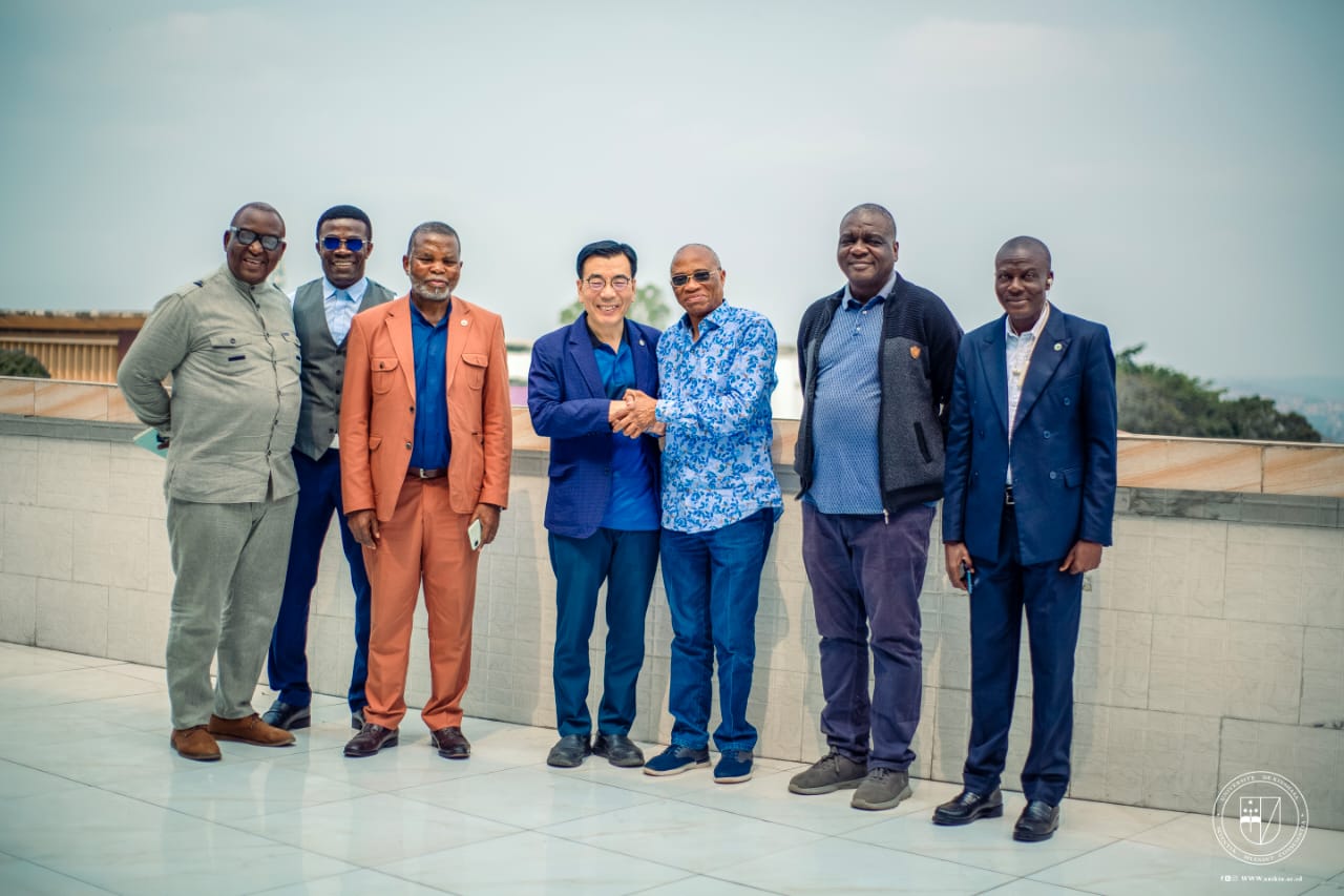 Le Recteur Jean-Marie KAYEMBE reçoit le Président mondial de la Fédération Mondiale des Arts Martiaux pour la Paix afin de renforcer la coopération internationale au service de la jeunesse congolaise