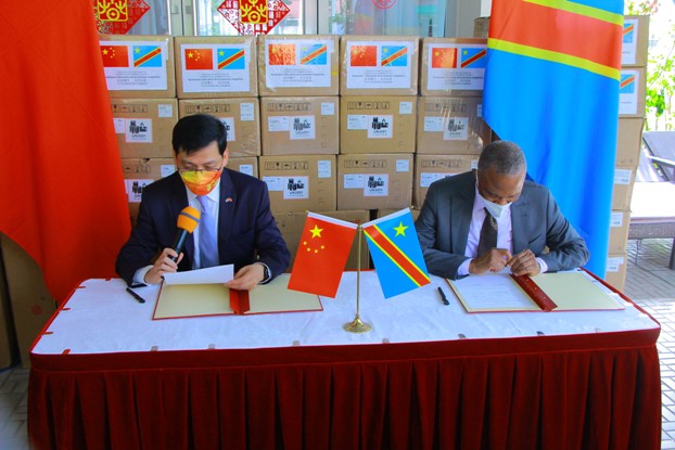 Remise de la bourse Mulan aux lauréates de l’université de Kinshasa et d’un don en matériel médical par l’ambassadeur de chine en RD Congo