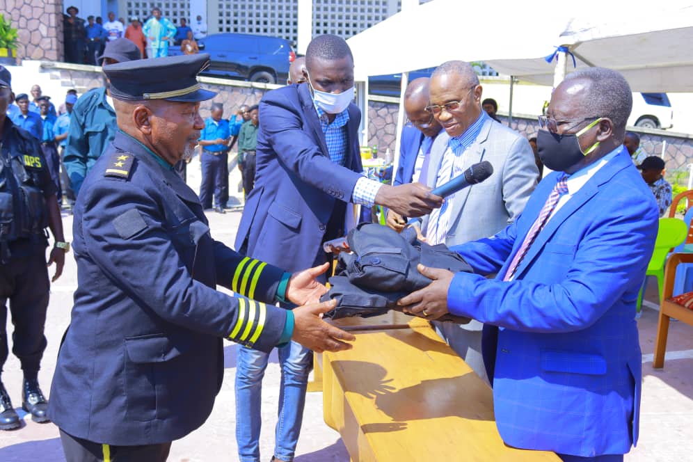 Cérémonie officielle  de passation de commandement et dotation des nouvelles tenues à la police de l’université de Kinshasa