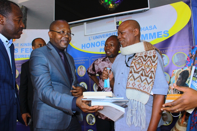 Le centre culturel américain offre à l'UNIKIN plus de 500 livres écrits en anglais