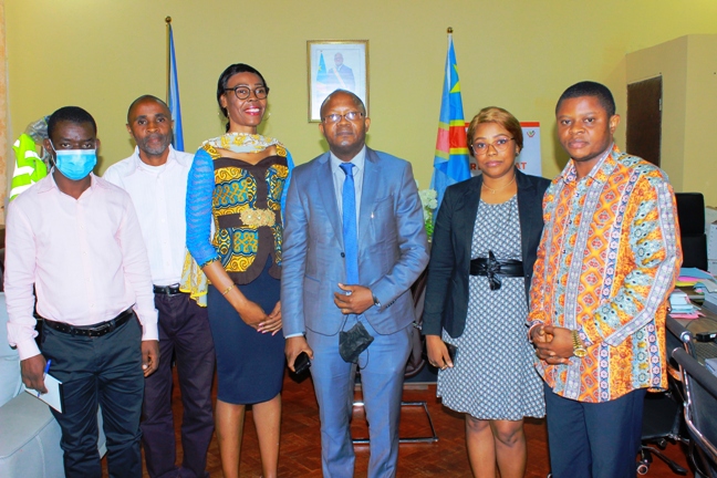 Le Doctorant NZEGE deborah remercie le SGR, le Professeur Antoine Tshimpi