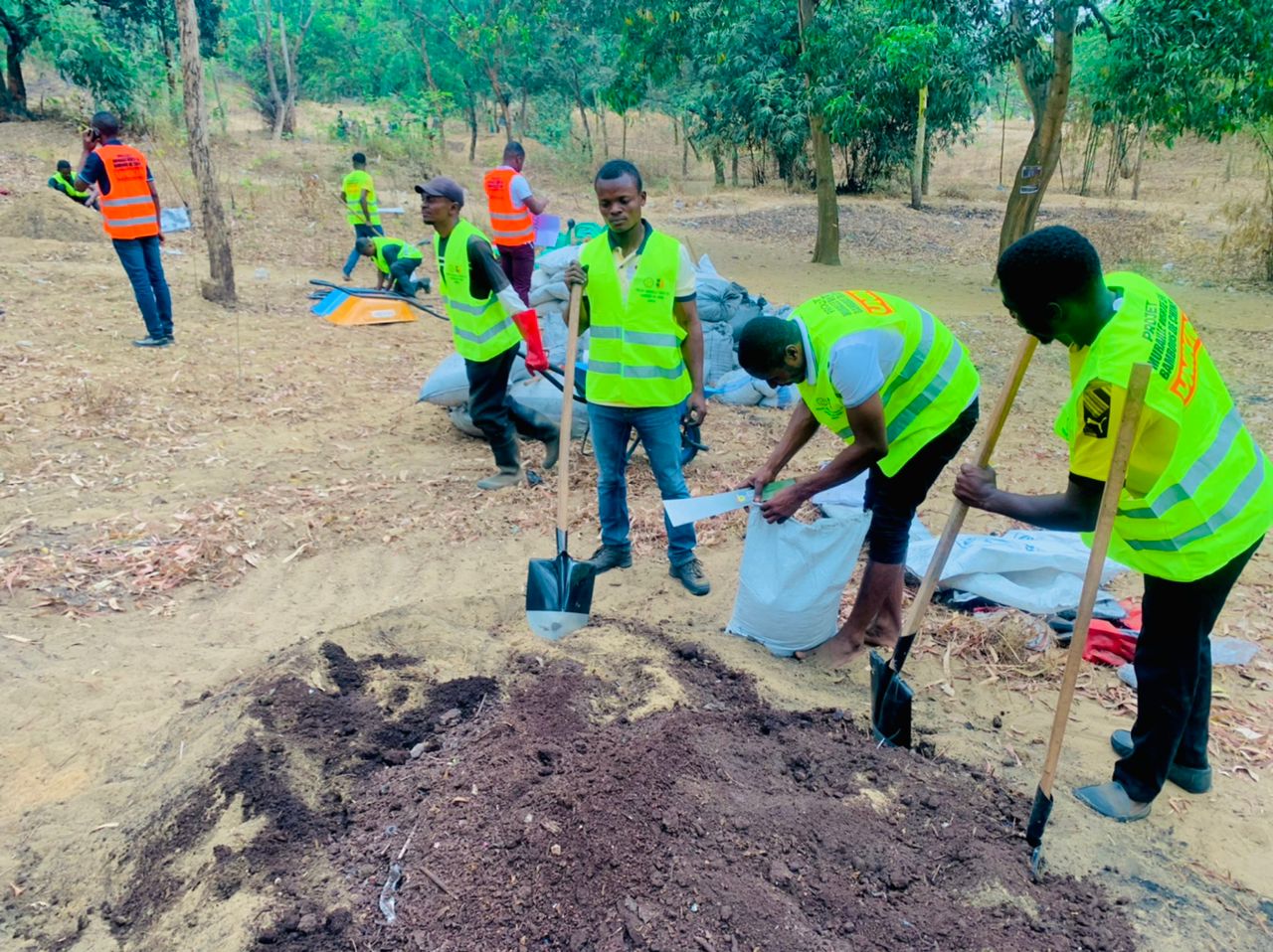 Lancement du projet « MURAILLE VERTE EN BAMBOUS DE CHINE » par le Recteur Jean-Marie KAYEMBE NTUMBA.