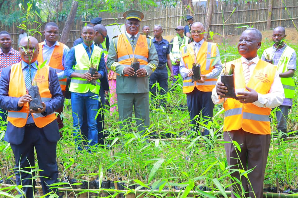 Monsieur Honoré MULUMBA KALALA, visite la pépinière «LA BAMBOUSERAIE DE L'UNIKIN »