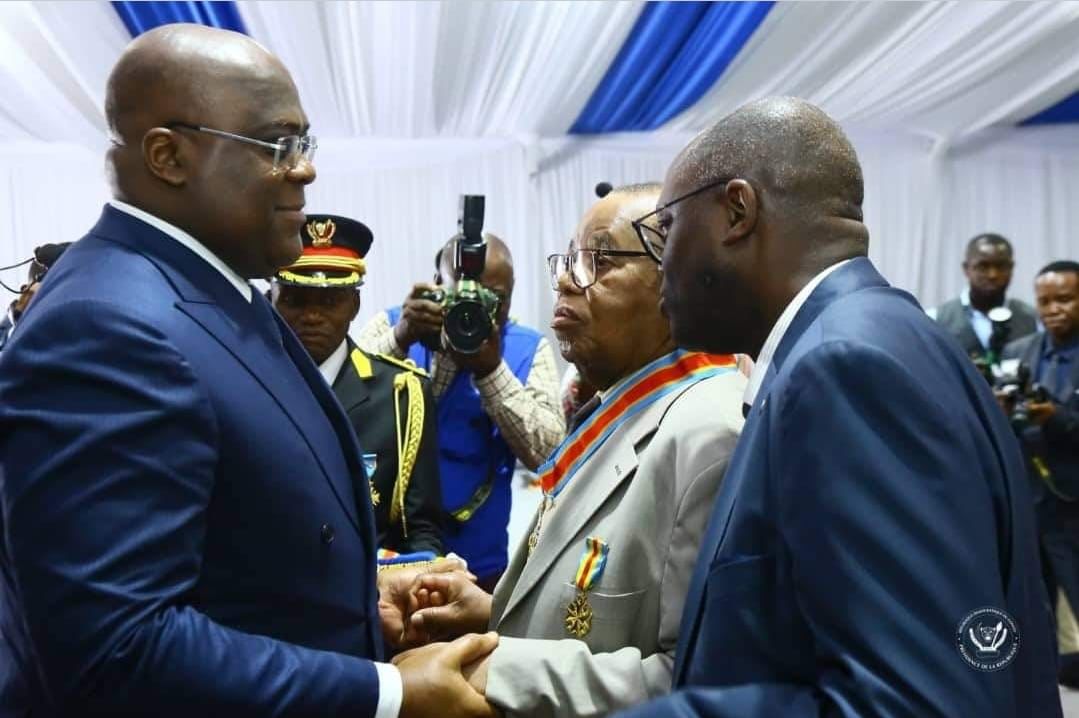 Décoration par le président de la république du premier médecin congolais sorti de Lovanium, le Dr Félicien ILUNGA