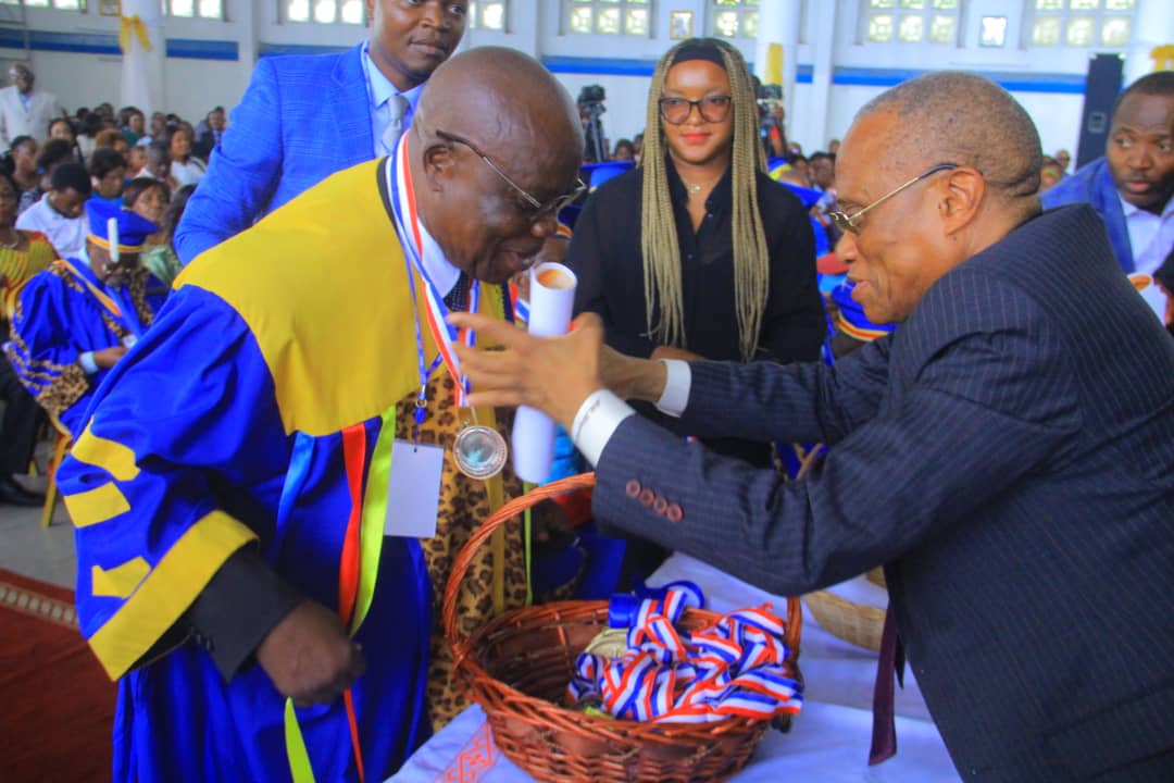 Le Recteur a octroyé aux valeureux aînés des médailles de mérite pour aussi bien les actifs que les passifs