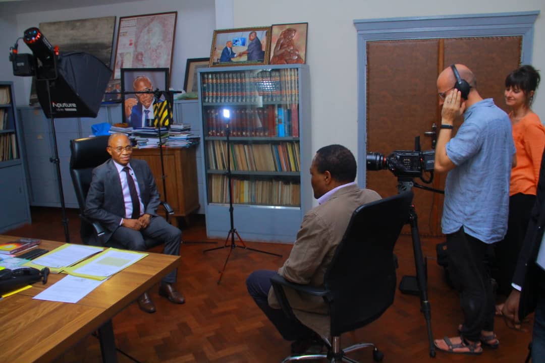 La presse internationale s'invite à l'UNIKIN. Le Recteur au cœur d'un documentaire sur l'Université en RDC tourné par "Chouette Film"