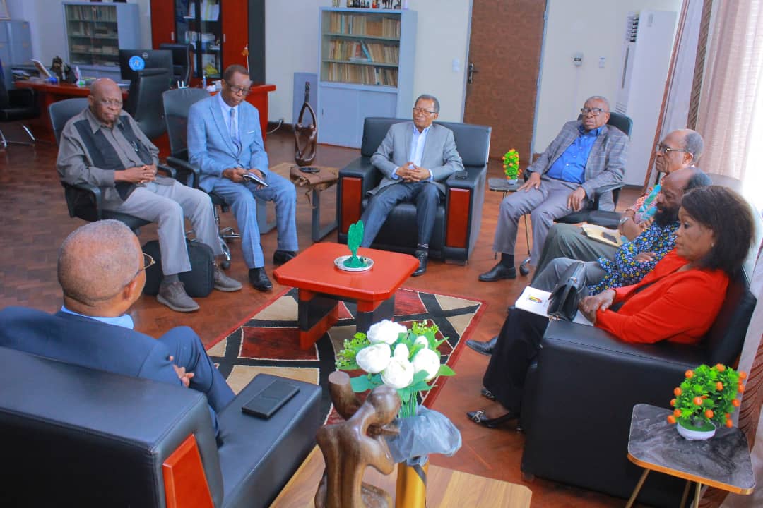 Le Recteur Jean-Marie KAYEMBE NTUMBA à l'écoute des Professeurs Émérites