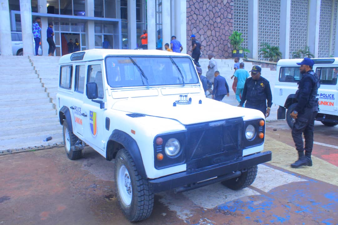 La Police Universitaire de Kinshasa dotée de deux jeeps landrover
