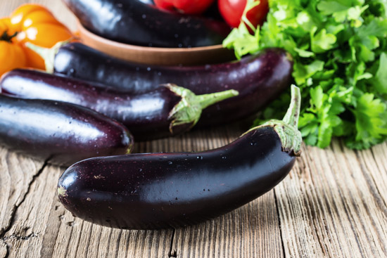 Vente des aubergines, produits de la plantation de Ndjili brasserie