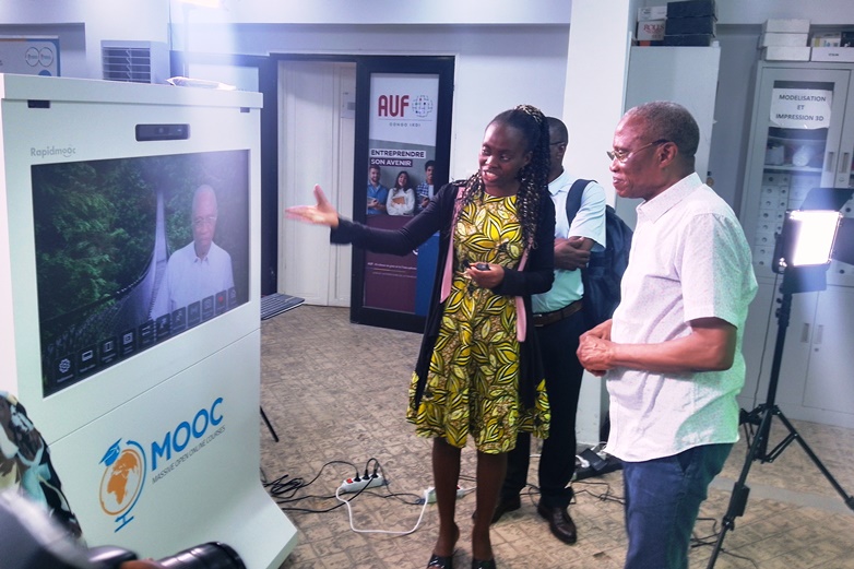 Présentation officielle du studio d'enregistrement mobile RapidMooc au Centre d'employabilité francophone de l'AUF à l'UNIKIN