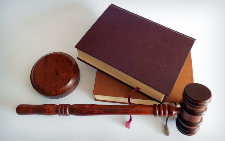 En droit congolais, il existe plusieurs voies de recours qui peuvent être utilisées pour contester un arrêt rendu par les hautes juridictions