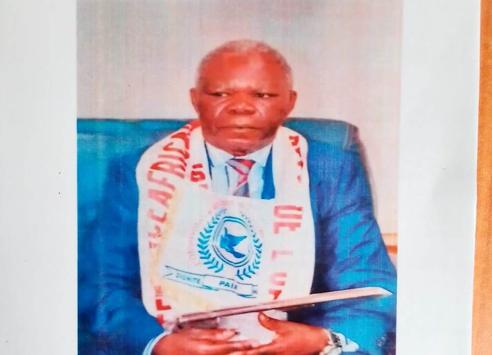 70 ans de l'Université de Lovanium : Le Professeur Gaston MWENE BATENDE offre un ouvrage dédicacé au Recteur KAYEMBE