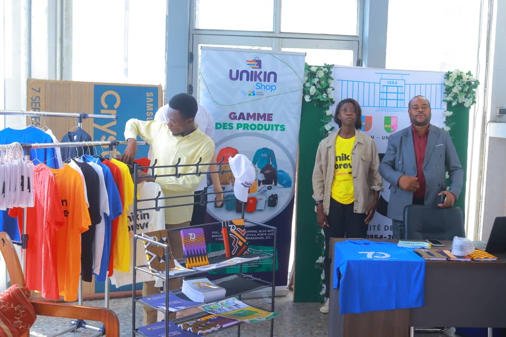 La start up d'étudiants Unikin Shop reçoit la bénédiction du Recteur Jean-Marie KAYEMBE