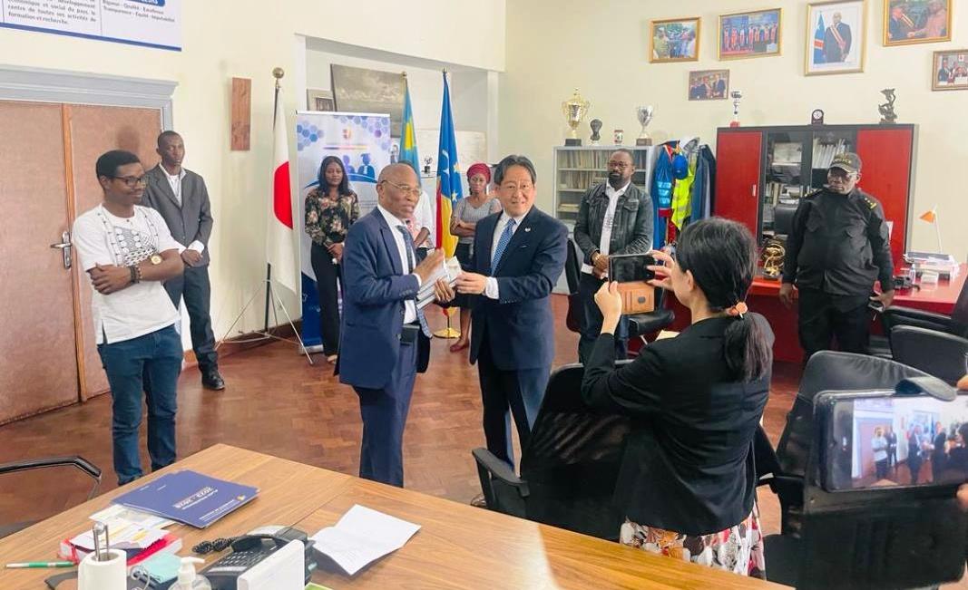 Le Japon fait un don de livres à l'Université de Kinshasa