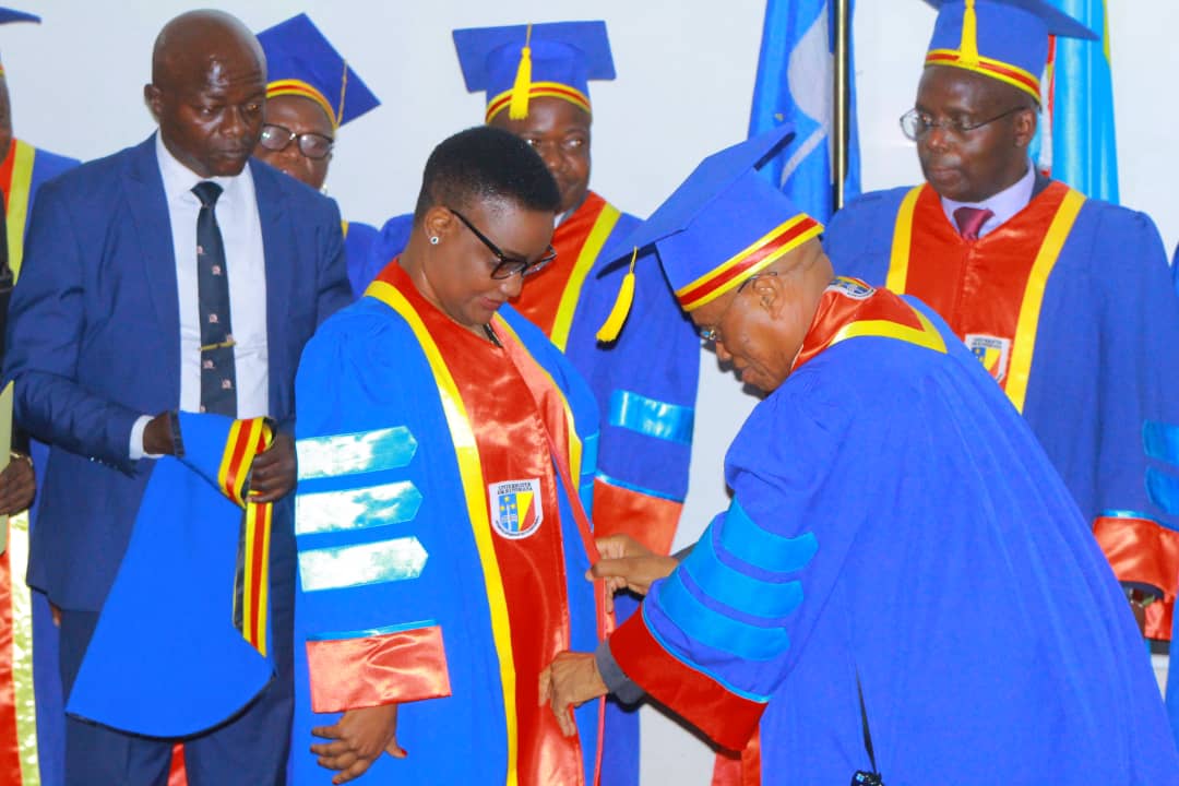 L'Université de Kinshasa honore Debora KAYEMBE avec un Doctorat Honoris Causa pour son engagement envers les droits des femmes et la paix en RDC