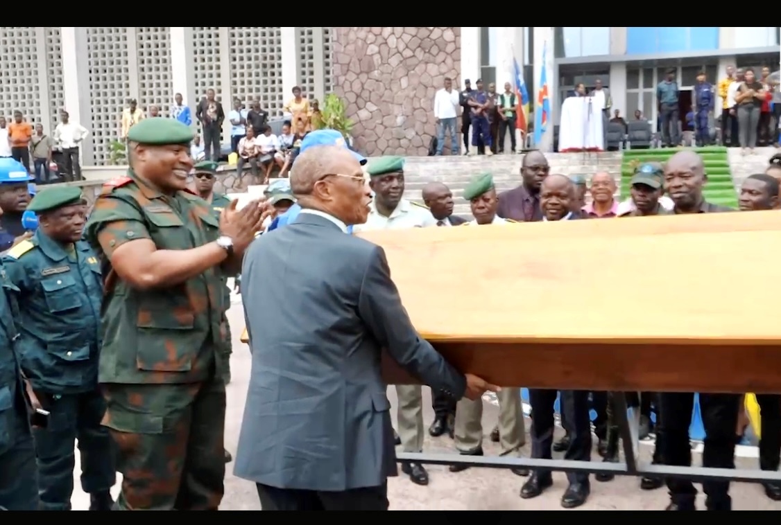 Le Service National remet officiellement un lot important de bancs à l'Université de Kinshasa