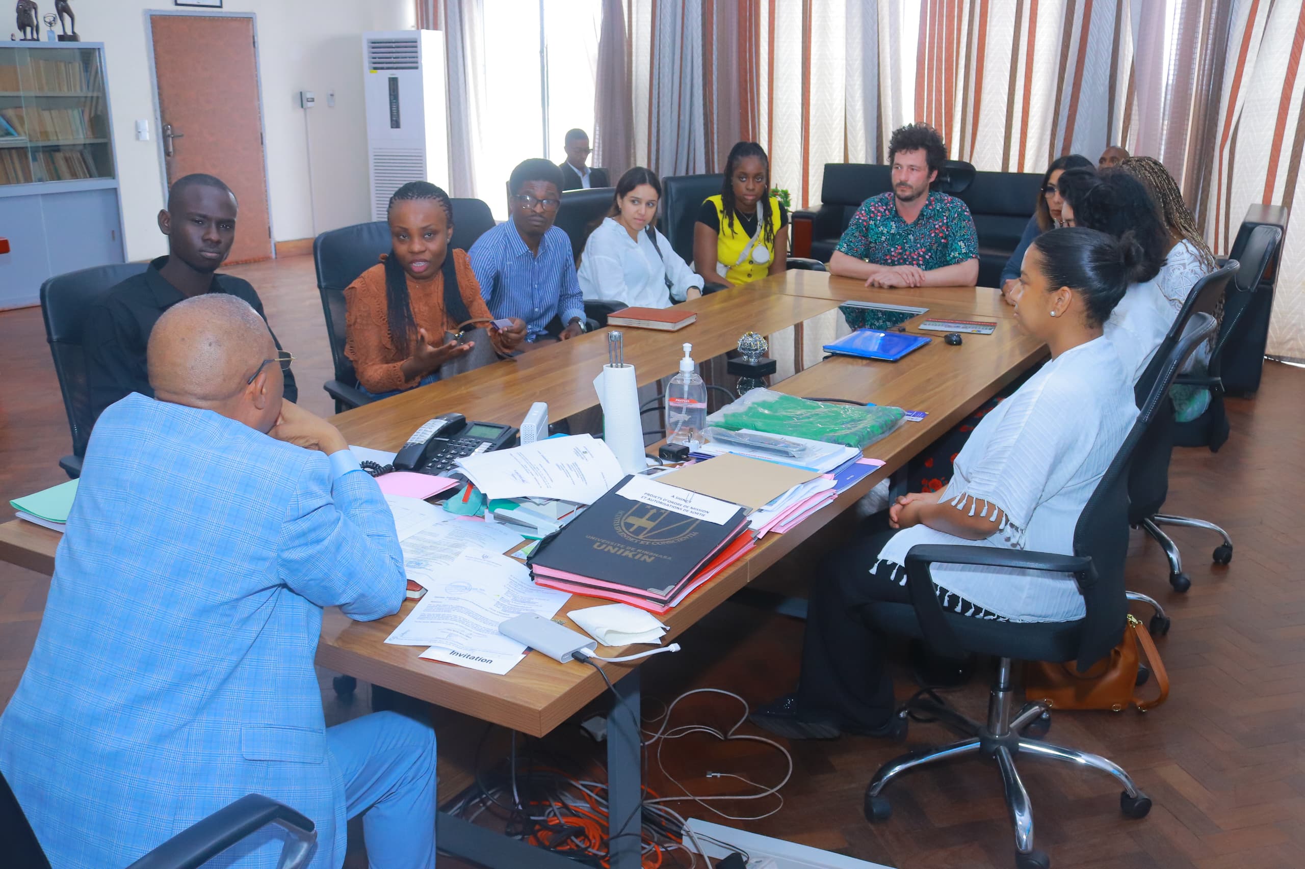 Coopération médicale internationale : Des médecins de l'hôpital CHI BALLANGER/France apportent des dons aux Cliniques Universitaires de Kinshasa