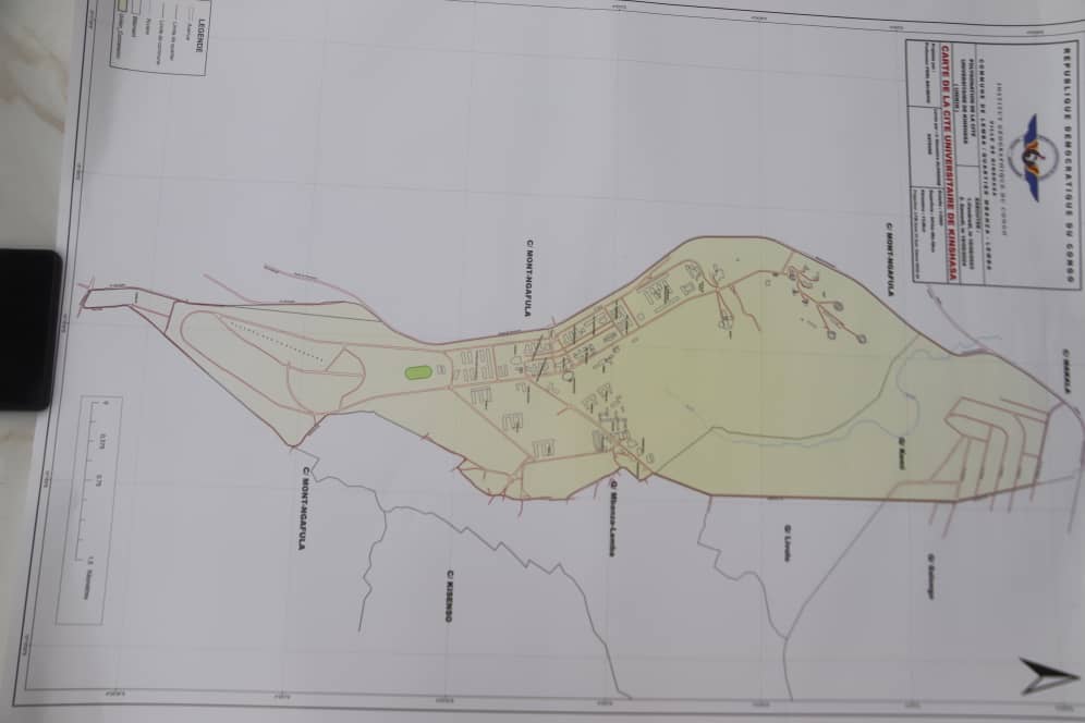 L'Institut Géographique du Congo présente la cartographie de l'UNIKIN au Recteur Jean-Marie KAYEMBE