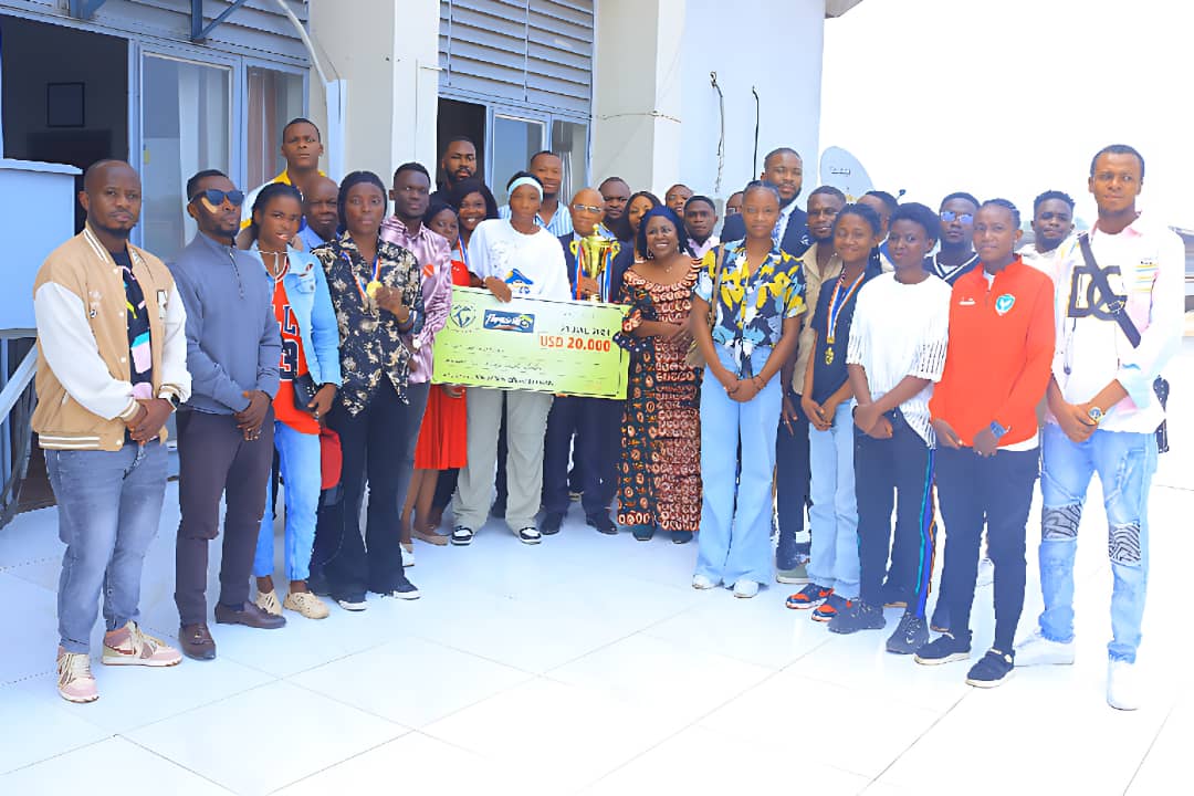 Les Phacochères de l'Université de Kinshasa Offrent le Trophée BAKAGOAL au Recteur Jean-Marie KAYEMBE