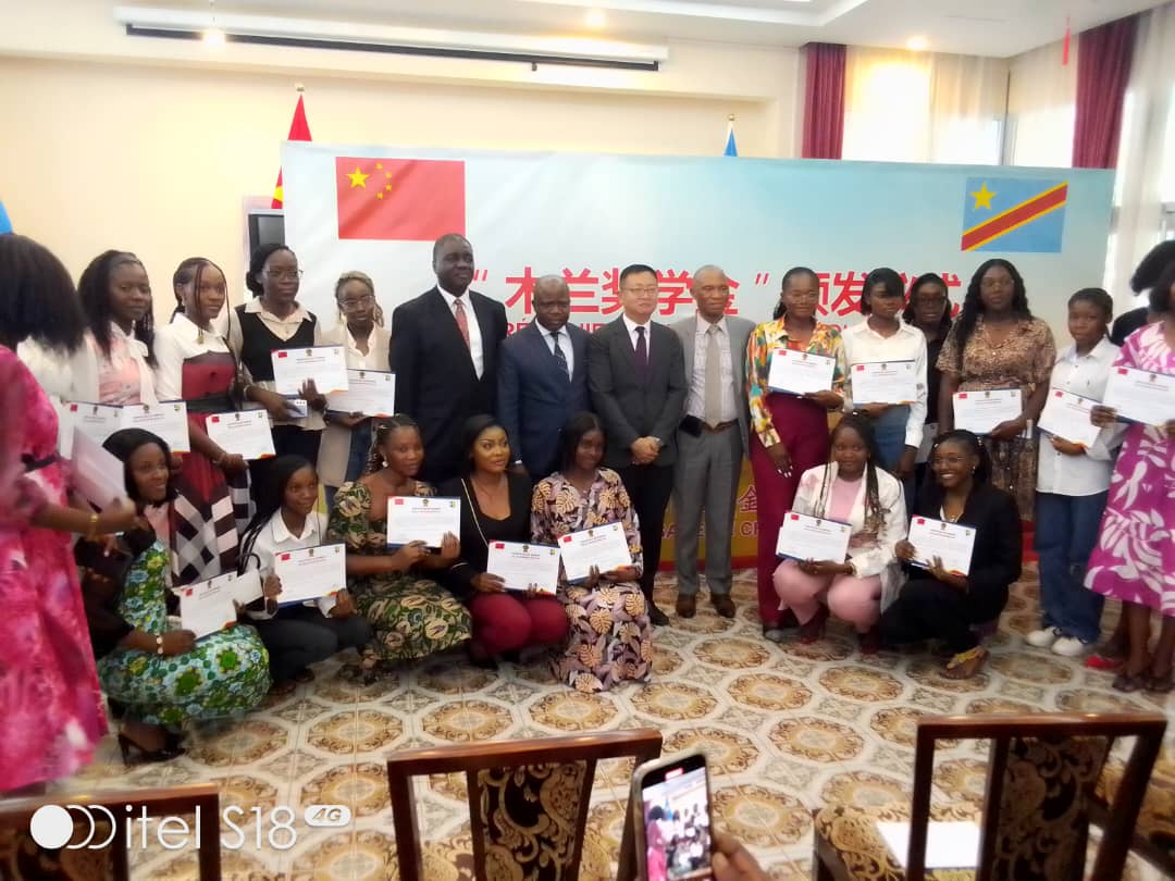 Vingt-quatre étudiantes de l'Université de Kinshasa reçoivent la Bourse Mulan