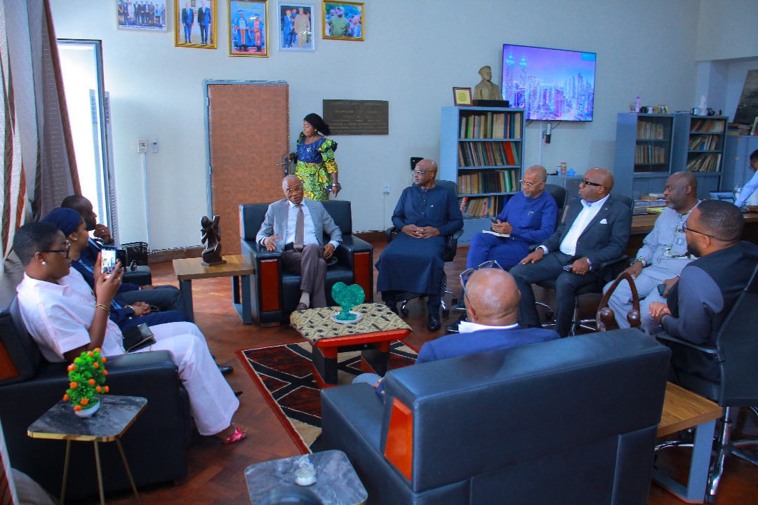 ALAIN FOKA et son équipe MANSSAH a l’Unikin. présentation de la carte postale institutionnelle de l’Unikin par le recteur