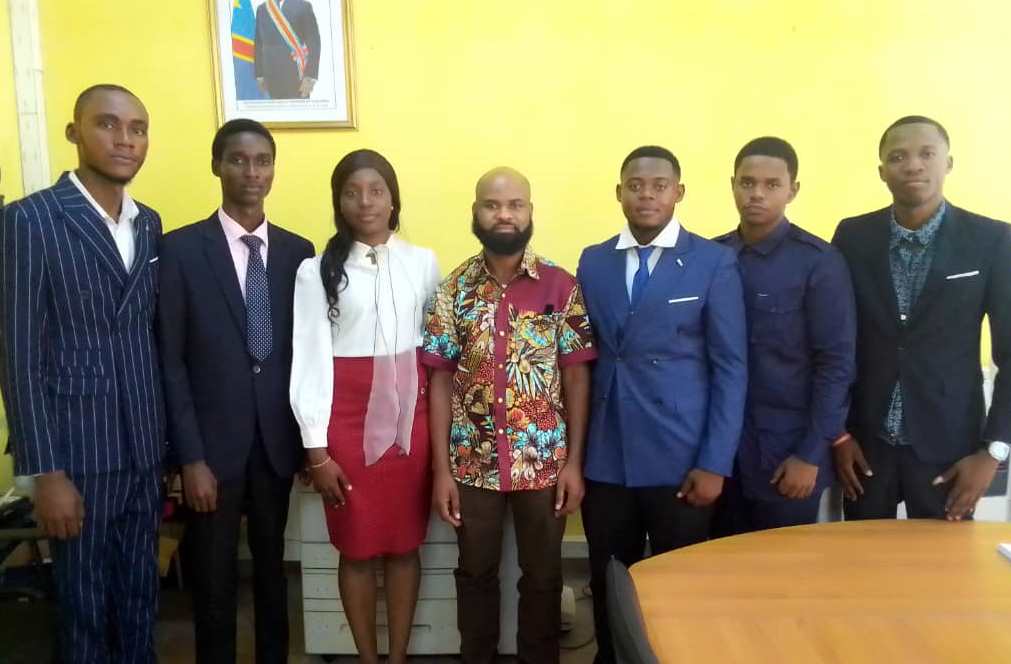 Des étudiants de la Faculté Polytechnique de l'UNIKIN fabriquent un réfrigérateur à partir d'une glacière et des câbles électriques recyclés