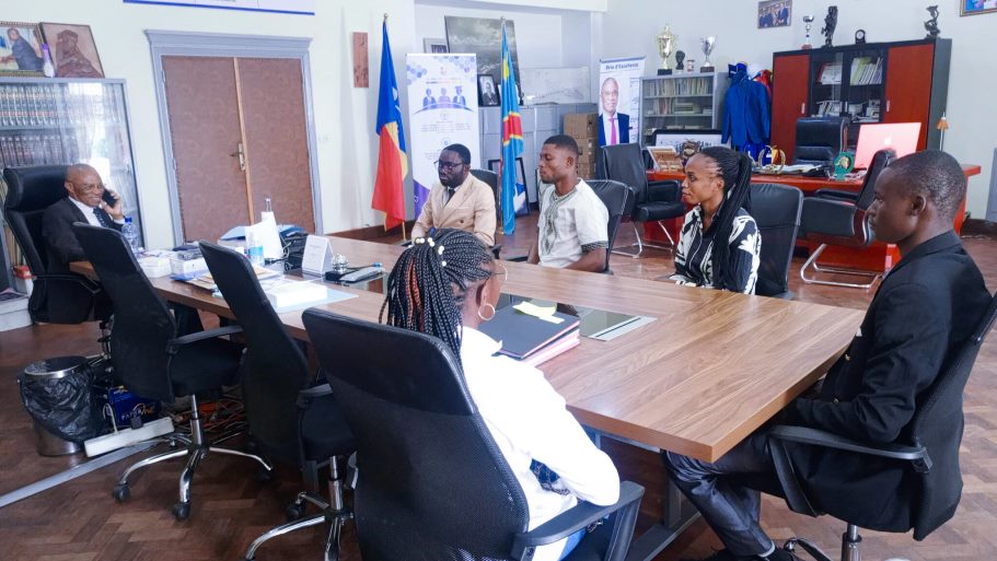 HET UNIKIN : Une délégation d’apprenants chaleureusement reçue par le Recteur de l’Université de Kinshasa pour discuter des avancées remarquables du centre
