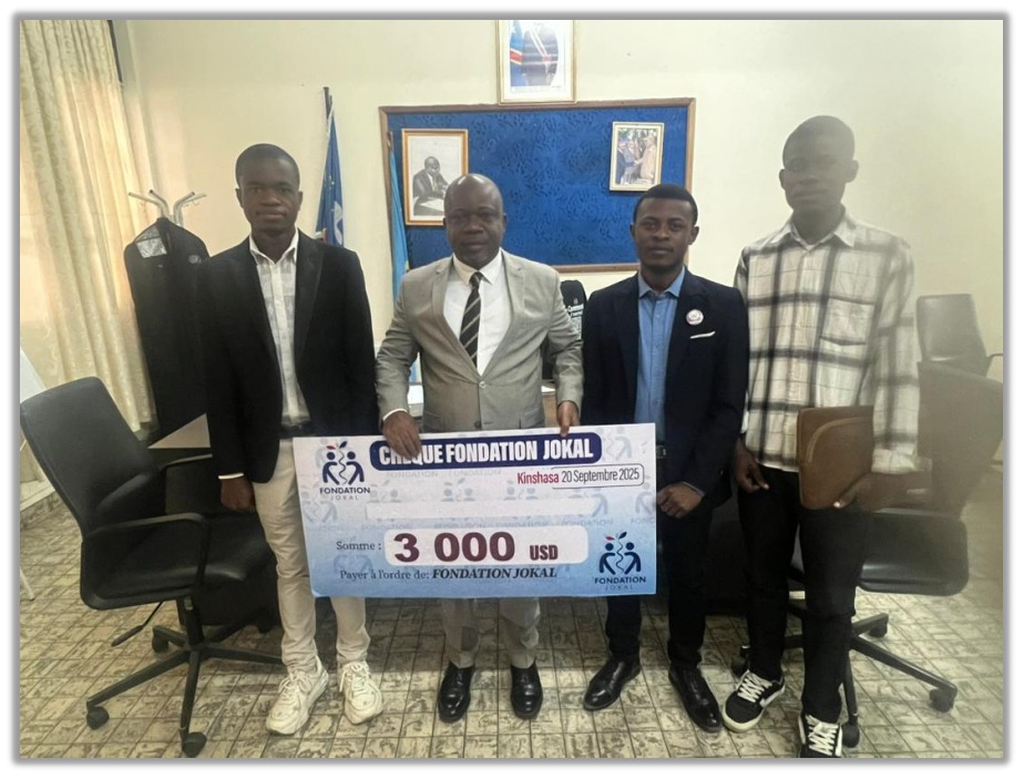 Le Professeur Dr. Odiko Lokangaka Charles, Secrétaire Général Académique, reçoit l’étudiant Mpenemoke Kaniki.